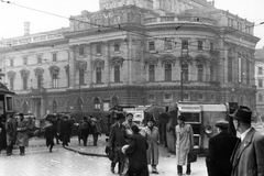 Magyarország, Budapest VIII., József körút, felborított villamosok a Népszínház utca torkolatánál. Háttérben a Nemzeti Színház a Blaha Lujza téren., 1956, Pesti Srác2, forradalom, nemzeti színház, járókelő, színház, villamos, járműroncs, Fellner és Helmer-terv, épület, eklektikus építészet, Budapest, Fortepan #46764