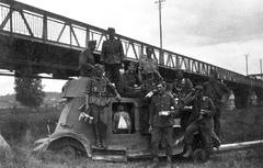 A szovjet hadsereg Ba-20 típusú könnyű páncélautójának roncsa., 1942, Csorba Dániel, keleti front, híd, szovjet gyártmány, páncélautó, második világháború, járműroncs, katona, Fortepan #46793