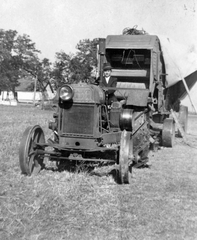 Amerikai gyártmányú Hart-Parr traktor., 1949, Csorba Dániel, amerikai gyártmány, traktor, mezőgazdaság, cséplőgép, Fortepan #46812