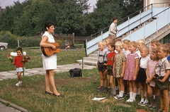 1970, Gwen Jones, colorful, stairs, nursery, GDR, guitar, bouquet, Fortepan #46845