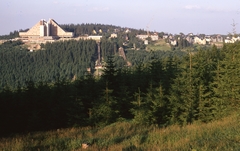 Németország, Oberhof, szemben a Treff Hotel Panorama., 1970, Gwen Jones, erdő, sísport, színes, szálloda, NDK, fenyőerdő, síugrás, síelés, Fortepan #46847