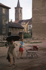 Germany, Erfurt, Kreuzsand az Agidienkirche felé nézve., 1970, Gwen Jones, church, colorful, baby carriage, umbrella, GDR, Fortepan #46849