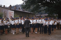 Németország, Eisenach, Wilhelmsthal, Maxim Gorki Pionierlager (Maxim Gorkij úttörőtábor)., 1970, Gwen Jones, úttörő, színes, egyenruha, szocializmus, NDK, fúvószenekar, propaganda, Úttörőtábor, Walter Ulbricht-ábrázolás, Fortepan #46852