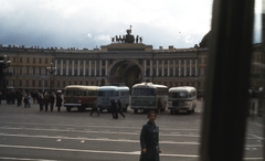 Oroszország, Szentpétervár, (Leningrád) Palota tér, a Vezérkar épülete a diadalívvel., 1973, Gwen Jones, Szovjetunió, színes, autóbusz, diadalív, LAZ-márka, Fortepan #46869