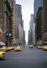 Amerikai Egyesült Államok, New York, Hatodik sugárút (Avenue of the Americas) a Nyugati 59. utca felől nézve., 1972, Gwen Jones, színes, utcakép, taxi, felhőkarcoló, sugárút, Fortepan #46889