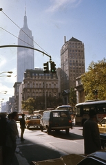 Amerikai Egyesült Államok, New York, Ötödik sugárút a Nyugat 40. utca felé, jobbra New Yorki Közkönyvtár, a háttérben az Empire State Building., 1972, Gwen Jones, színes, útkereszteződés, forgalom, utcakép, jelzőlámpa, taxi, felhőkarcoló, art deco, Shreve, Lamb & Harmon-terv, Fortepan #46890