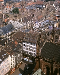 Franciaország, Strasbourg, látkép a katedrális tornyából, előtérben a Place de Cathedral, középen a Rue des Juifs., 1966, Gwen Jones, színes, háztető, Fortepan #46898