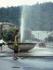 Csehország, Karlovy Vary, Divadelní náměstí, háttérben a Grandhotel Moskva (később Grandhotel Pupp)., 1968, Gwen Jones, Csehszlovákia, színes, szökőkút, szálloda, Fellner és Helmer-terv, gyógyszálló, neobarokk stílus, melegforrás, Fortepan #46905