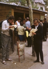 Magyarország,Balaton, Siófok, Petőfi sétány 5., 1968, Gwen Jones, színes, étkezés, életkép, szemüveg, büfé, szemetes, szandál, strandpapucs, Fortepan #46919