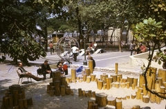 Magyarország, Budapest XIII., Jászai Mari tér., 1968, Gwen Jones, játszótér, színes, mászóka, lámpaoszlop, homokozó, pad, Budapest, Fortepan #46924