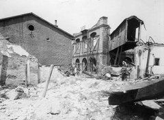 1916, Bokor Gyula, First World War, uniform, ruins, weapon, soldier, damaged building, Fortepan #46932