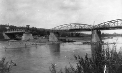 Ukrajna, Sznyatin, (ekkor Sniatyn), híd a Prut folyón., 1917, Bokor Gyula, első világháború, folyó, fürdőzés, hídroncs, épületkár, Fortepan #46936