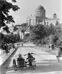 Magyarország, Esztergom, szemben a Kolos híd (később a Kossuth híd épült fel a helyén), mögötte a Prímási Palota és fenn a Bazilika., 1939, Fortepan, templom, brit gyártmány, AJS-márka, motorkerékpár, oldalkocsis motorkerékpár, Fortepan #4695