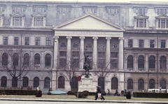 Románia, Bukarest, Bulevardul Regina Elisabeta (Bulevardul Gheorghe Gheorghiu-Dej), a Bukaresti Egyetem (Universitatea Bucuresti), előtérben Mihai Viteazul lovasszobra., 1986, Urbán Tamás, színes, egyetem, lovas szobor, timpanon, Fortepan #46971