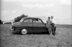 Hungary, Balatongyörök, szépkilátó., 1965, Fortepan, Czechoslovak brand, Skoda-brand, picture, double portrait, automobile, arms around shoulders, Fortepan #4699