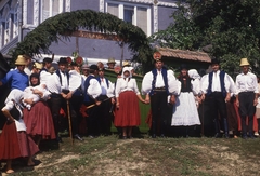 Románia,Erdély, Szék, 1989, Urbán Tamás, esküvő, falu, színes, nők, férfiak, népviselet, csecsemő, széki népviselet, Fortepan #46996