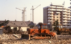 Románia,Erdély, Kolozsvár, Hóstát városrész, a Honvéd utca (Calea Dorobanților) környékének bontása, jobbra a háttérben a Naszód utca (Strada Năsăud) épületei., 1989, Urbán Tamás, színes, építkezés, traktor, munkagép, toronydaru, lánctalp, UTB-márka, Universal s1500 LS, Fortepan #47004