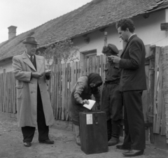 Magyarország, Makád, az 1971-es országgyűlési választások idején., 1971, Urbán Tamás, falu, dohányzás, csoportkép, férfiak, nő, szavazás, mozgóurna, Fortepan #47016