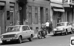 Magyarország, Budapest VIII., Somogyi Béla utca 10. és 12., 1980, Urbán Tamás, cégtábla, német gyártmány, szovjet gyártmány, motorkerékpár, Lada-márka, MZ-márka, lengyel gyártmány, automobil, FSO-márka, rendszám, Budapest, napellenző, FSO Warszawa, Fortepan #47022