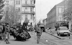 Románia,Erdély, Temesvár, Piața Libertății (Jenő herceg tér), szemben a Városháza utca (Strada Emanoil Ungureanu), jobbra a régi városháza épülete. Romániai forradalom., 1989, Urbán Tamás, teherautó, katonaság, Dacia-márka, Kalasnyikov, fegyver, rohamsisak, automobil, gépágyú, rendszerváltás, román forradalom, Fortepan #47035