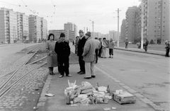 Románia,Erdély, Arad, Calea Aurel Vlaicu. Romániai forradalom., 1989, Urbán Tamás, nők, férfiak, lakótelep, utcakép, csoportosulás, kenyér, román forradalom, rendszerváltás, Fortepan #47040