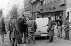 Románia,Erdély, Temesvár, Bulevardul Republicii a Piata Victoriei felől nézve. Romániai forradalom., 1989, Urbán Tamás, egyenruha, üzlet, forradalom, férfiak, utcakép, Dacia-márka, Kalasnyikov, fegyver, rohamsisak, üzletportál, katona, sokadalom, gesztus, rendszám, foglyok, szőrmesapka, rendszerváltás, román forradalom, Fortepan #47044