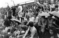 Magyarország, Miskolc, DVTK stadion, Rockfesztivál., 1973, Urbán Tamás, esernyő, közönség, Fortepan #47050