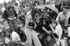 Magyarország, Miskolc, DVTK stadion, Rockfesztivál., 1973, Urbán Tamás, kutya, esernyő, közönség, Fortepan #47052