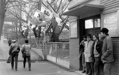 Románia,Erdély, Temesvár, Strada Circumvalatiunii az ELTIM kazángyárnál. Romániai forradalom., 1989, Urbán Tamás, zászló, forradalom, gyár, jelkép, lyukas zászló, Electrometal, rendszerváltás, román forradalom, Fortepan #47059