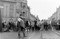 Románia,Erdély, Temesvár, Bulevardul 16 Decembrie 1989 és a Splaiul Tudor Vladimirescu kereszteződése. Romániai forradalom., 1989, Urbán Tamás, forradalom, csoportosulás, jelkép, lyukas zászló, rendszerváltás, román forradalom, Fortepan #47065