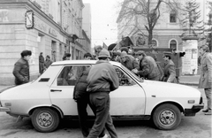 Románia,Erdély, Temesvár, Piața Libertății (Jenő herceg tér), szemben a strada Victor Vlad Delamarina (Deák utca). Romániai forradalom., 1989, Urbán Tamás, Dacia-márka, hirdetőoszlop, katona, rendszerváltás, román forradalom, igazoltatás, Fortepan #47068