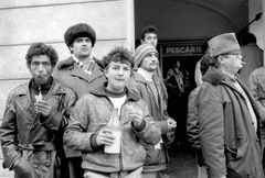 Románia,Erdély, Temesvár, Piata Libertatii (Jenő herceg tér) - Strada Alba Iulia (Rezső utca) sarok. Romániai forradalom., 1989, Urbán Tamás, dohányzás, üzlet, cégtábla, étkezés, forradalom, férfiak, cigányság, tejesüveg, bőrkabát, sapka, csoportosulás, szőrmesapka, rendszerváltás, román forradalom, Fortepan #47070