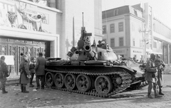 Románia,Erdély, Temesvár, Piata Victoriei, Művelődési Palota, T-55 harckocsi. Romániai forradalom., 1989, Urbán Tamás, szovjet gyártmány, harckocsi, nemzeti színház, Fellner és Helmer-terv, katona, T-55 tank, Ferdinand Fellner Jr.-terv, Hermann Helmer-terv, Duiliu Marcu-terv, rendszerváltás, román forradalom, román katona, Fortepan #47081