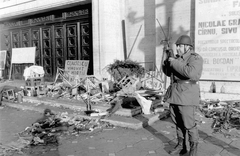 Románia,Erdély, Temesvár, Piata Victoriei, Művelődési Palota. Romániai forradalom., 1989, Urbán Tamás, rohamsisak, katona, rendszerváltás, román forradalom, híradó katona, Fortepan #47083