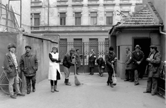 Románia,Erdély, Temesvár, Romániai forradalom., 1989, Urbán Tamás, kerékpár, kapu, csoportkép, férfiak, munka, nő, seprű, takarítás, rendszerváltás, román forradalom, Fortepan #47086