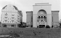 Románia,Erdély, Temesvár, Piata Victoriei, Művelődési Palota, T-55 harckocsi. Romániai forradalom., 1989, Urbán Tamás, harckocsi, nemzeti színház, utcakép, Fellner és Helmer-terv, katona, galamb, T-55 tank, opera, Ferdinand Fellner Jr.-terv, Hermann Helmer-terv, Duiliu Marcu-terv, városközpont, Mercer-üzlet, rendszerváltás, román forradalom, szemét, Fortepan #47098