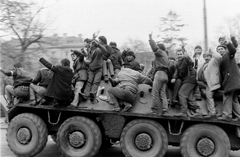 Románia,Erdély, Temesvár, Piața Libertății (Jenő herceg tér). Romániai forradalom., 1989, Urbán Tamás, forradalom, gesztus, harcjármű, rendszerváltás, román forradalom, BTR-márka, Fortepan #47102