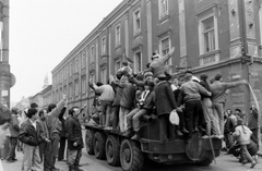 Románia,Erdély, Temesvár, strada Emanoil Ungureanu. Romániai forradalom., 1989, Urbán Tamás, forradalom, utcakép, gesztus, harcjármű, rendszerváltás, román forradalom, BTR-márka, Fortepan #47103