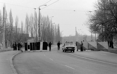 Románia,Erdély, Temesvár, Romániai forradalom., 1989, Urbán Tamás, férfiak, utcakép, Dacia-márka, igazoltatás, rendszerváltás, román forradalom, Fortepan #47104