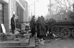 Románia,Erdély, Temesvár, Piata Victoriei, Művelődési Palota, T-55 harckocsi. Romániai forradalom., 1989, Urbán Tamás, utcakép, katona, T-55 tank, rendszerváltás, román forradalom, román katona, Fortepan #47108