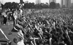 Magyarország, Miskolc, Népkerti pálya, Jubileumi Rockfesztivál, P. Mobil együttes., 1983, Urbán Tamás, hangszer, közönség, mikrofon, színpad, gitár, hangfal, tévékamera, rockfesztivál, Fortepan #47131