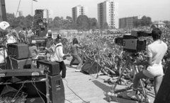 Magyarország, Miskolc, Népkerti pálya, Jubileumi Rockfesztivál., 1983, Urbán Tamás, hangszer, közönség, mikrofon, színpad, gitár, dob, hangfal, erősítő, tévékamera, rockfesztivál, Thomson-CSF-márka, Paiste-márka, cintányér, Fortepan #47140