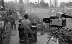 Magyarország, Miskolc, Népkerti pálya, Jubileumi Rockfesztivál, Edda Művek., 1983, Urbán Tamás, hangszer, közönség, mikrofon, színpad, gitár, dob, hangfal, szintetizátor, tévékamera, rockfesztivál, Thomson-CSF-márka, Korg Polysix, Fortepan #47143