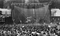 Magyarország, Miskolc, Népkerti pálya, Jubileumi Rockfesztivál, Skorpió együttes., 1983, Urbán Tamás, hangszer, közönség, színpad, gitár, dob, hangfal, erősítő, tévékamera, rockfesztivál, cintányér, Fortepan #47145