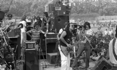 Magyarország, Miskolc, Népkerti pálya, Jubileumi Rockfesztivál, gitárral Frenreisz Károly., 1983, Urbán Tamás, hangszer, zenekar, mikrofon, színpad, gitár, koncert, hangfal, tévékamera, rockfesztivál, Fortepan #47154