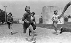 Magyarország, Népstadion, Budapest XIV., gyerekeknek szervezett nyári sporttábor résztvevői a szoborkertben., 1983, Urbán Tamás, sport, gyerekek, futás, Budapest, Fortepan #47157