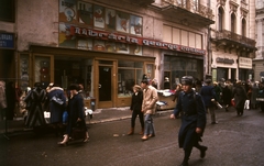 Románia, Bukarest, Strada Lipscani a Strada Smardan felé nézve., 1986, Urbán Tamás, színes, kirakat, könyvesbolt, katona, vásár, neon felirat, szőrmesapka, Fortepan #47174