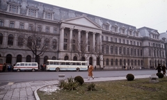 Románia, Bukarest, Bulevardul Regina Elisabeta (Bulevardul Gheorghe Gheorghiu-Dej), a Bukaresti Egyetem (Universitatea Bucuresti)., 1986, Urbán Tamás, színes, autóbusz, mentőautó, egyetem, timpanon, Fortepan #47177