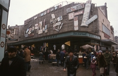 Románia, Bukarest,  Strada Lipscani - Strada Bacani sarok., 1986, Urbán Tamás, reklám, színes, üzlet, utcakép, vásár, kucsma, bazár, szőrmesapka, Nivea-márka, Gerovital, Farmec, Fortepan #47180