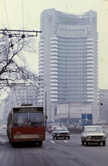 Románia, Bukarest, Bulevardul Nicolae Bălcescu, Hotel Intercontinental Bucharest., 1986, Urbán Tamás, színes, forgalom, útjelző tábla, szálloda, Dacia-márka, trolibusz, felhőkarcoló, román gyártmány, Dinu Hariton-terv, Gheorghe Nădrag-terv, Ion Moscu-terv, Romeo Belea-terv, Fortepan #47181